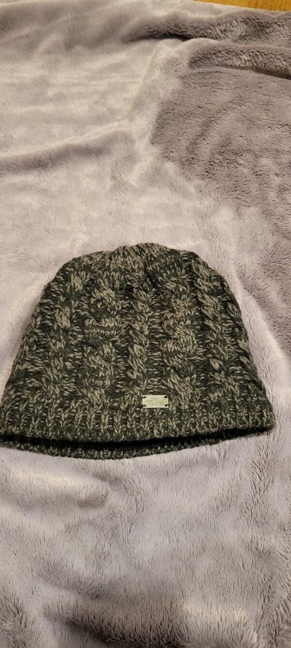 The North Face Unisex Cable Knit Beanie Hat Gray & Black Fleece /Wool Blend Warm